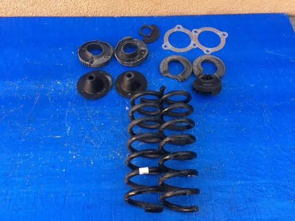Mercedes C-Klasse W206 Hinterfeder OEM A2063240800 image 2