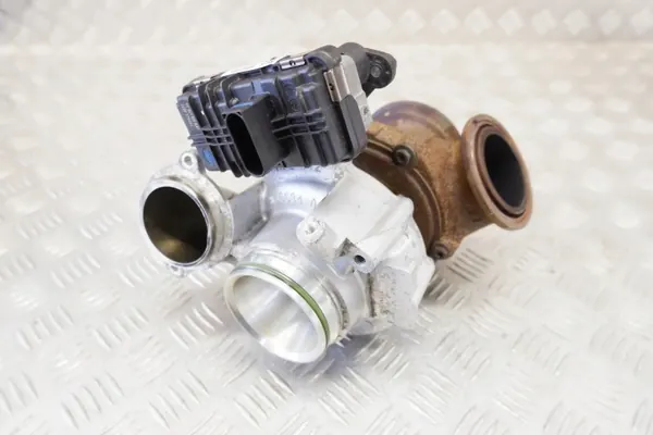 Turbocompressor usado OEM 8584218 para BMW 6 GT image 2