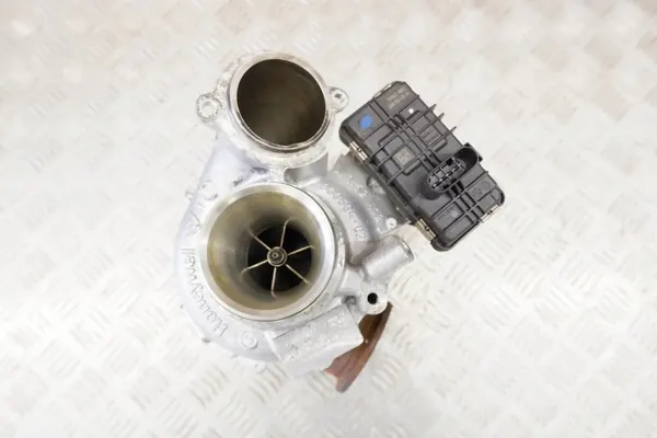 Turbocompressor usado OEM 8584218 para BMW 6 GT image 5