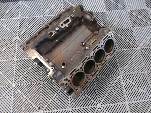 Begagnad Audi Q7 motorblock OEM 057103023T image 2