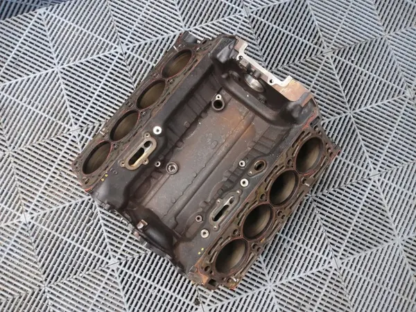 Begagnad Audi Q7 motorblock OEM 057103023T image 10
