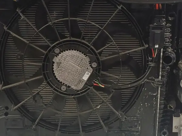 Jäähdyttimen tuulettimen moottori BMW X3 G01 X4 G02 OEM 8686171 image 2