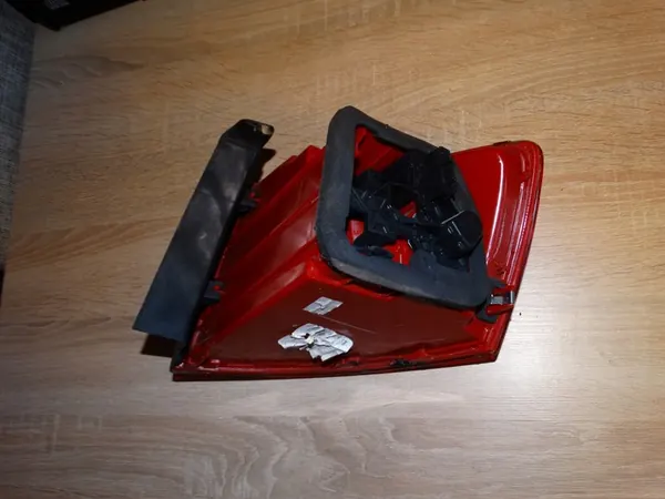 Volkswagen Jetta A6 vasen takavalaisin 5C6945095D image 2