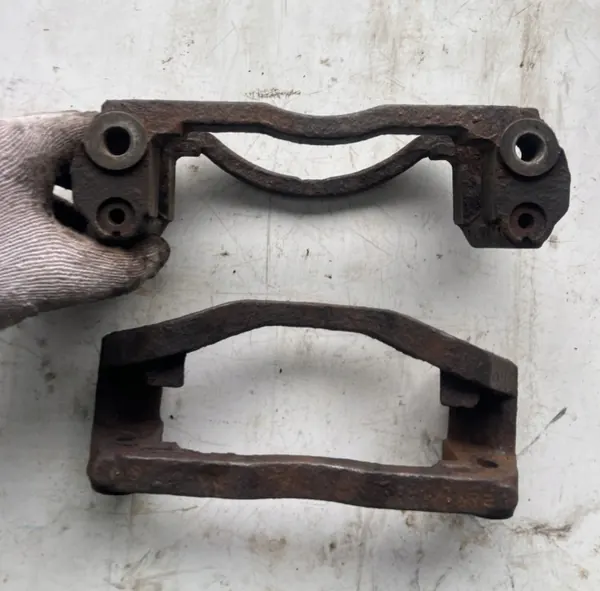 Klämblockfäste OEM - Fram för Nissan Atleon image 4