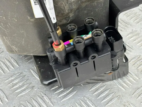 Bomba elevación suspensión RIVIAN R1T/R1S OEM c200003024-K image 5
