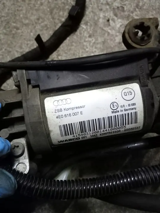 AUDI A8 D3 TDI Suspension Compressor 4E0616007E image 1