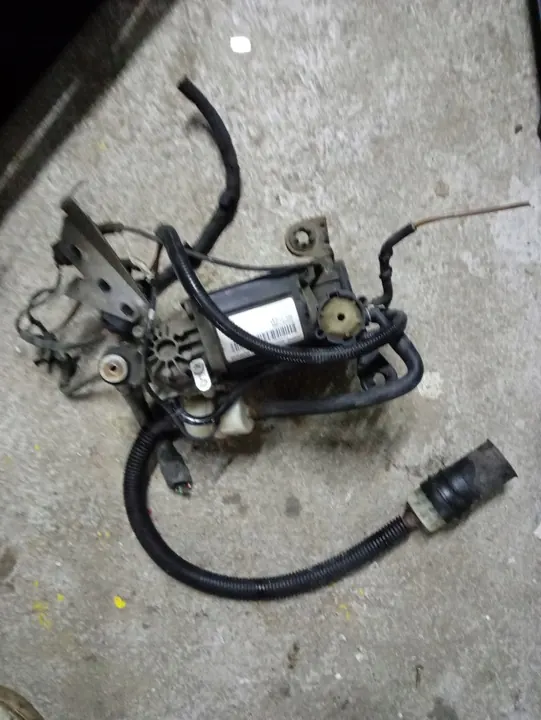 AUDI A8 D3 TDI Suspension Compressor 4E0616007E image 2