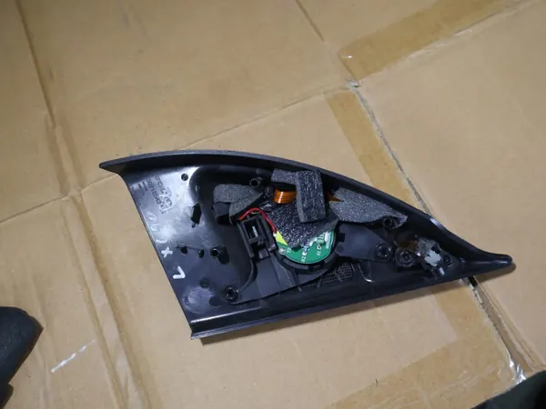 Volvo XC90 vasen peilikolmio OEM 30766264 image 3