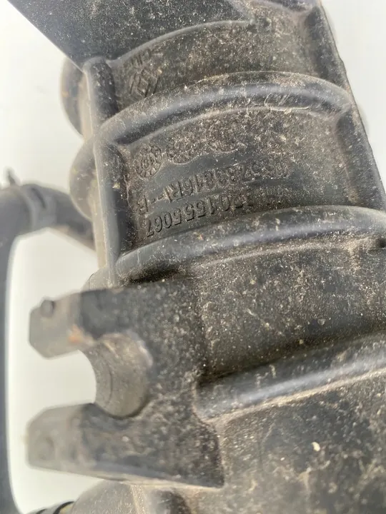 Renault Megane IV Ilmansuodattimen Kotelo OE 256227 image 5