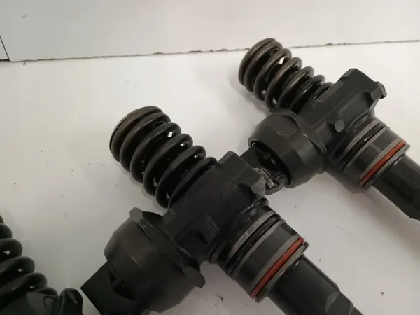 Injector Bosch OEM 038130073AR para 1.9 TDI image 3