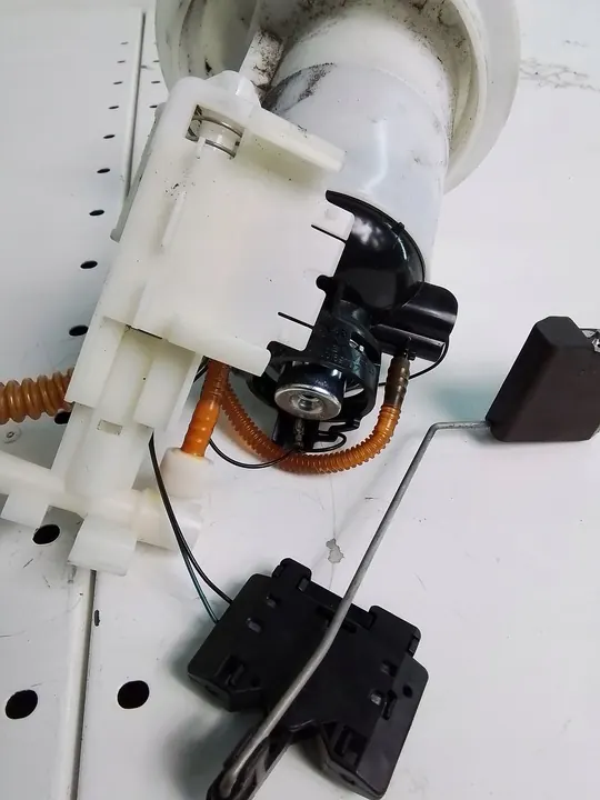 Brandstofpomp Mercedes-Benz W212 A2044701494 image 2