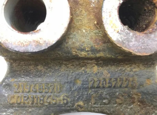 Volvo accubakbeugel OEM 21358692 - Gebruikt image 6