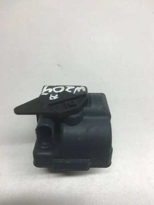 Actionneur de trappe à carburant OEM 8961-05Q03 Mercedes W204 image 3