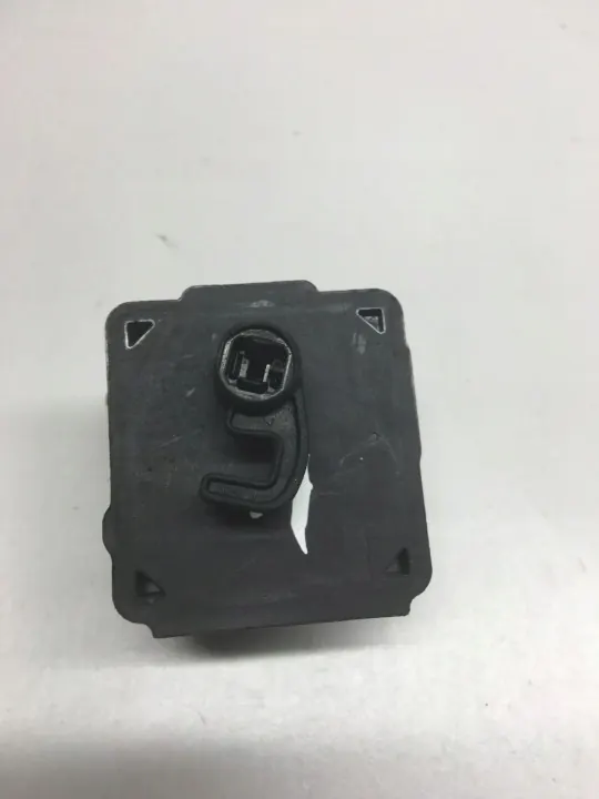 Actionneur de trappe à carburant OEM 8961-05Q03 Mercedes W204 image 5