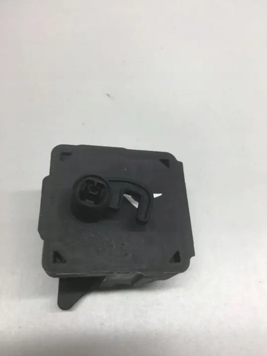 Actionneur de trappe à carburant OEM 8961-05Q03 Mercedes W204 image 6