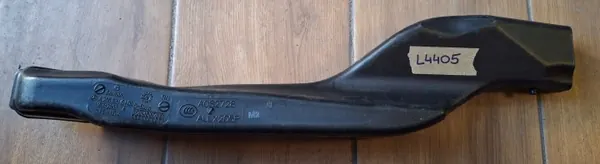 Mercedes W205 matkustamon ilmakanava OEM A2058310401 image 2