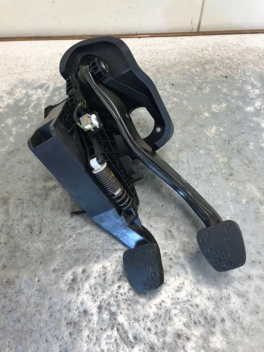 Koppelingsrempedaal OEM A2052910100BILI Mercedes image 2