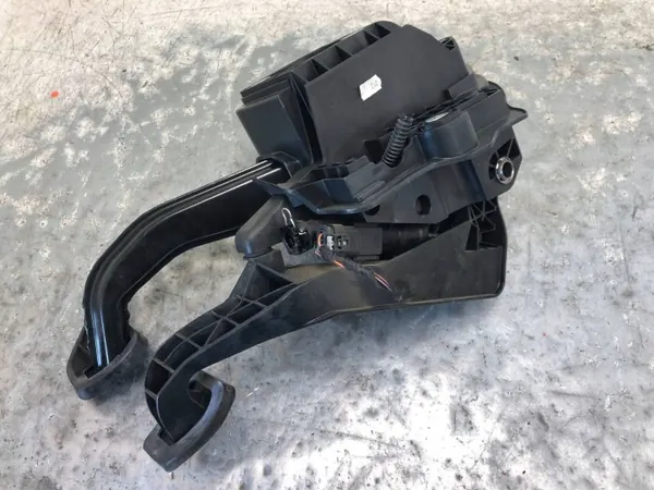Koppelingsrempedaal OEM A2052910100BILI Mercedes image 3