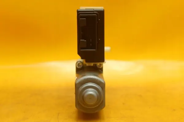 Vasen takaluukun moottori VW Passat B6 1K0959703AB image 2