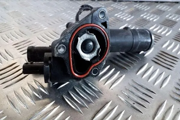 Carcasa de termostato NISSAN JUKE (F15) 1.5L Diesel image 2