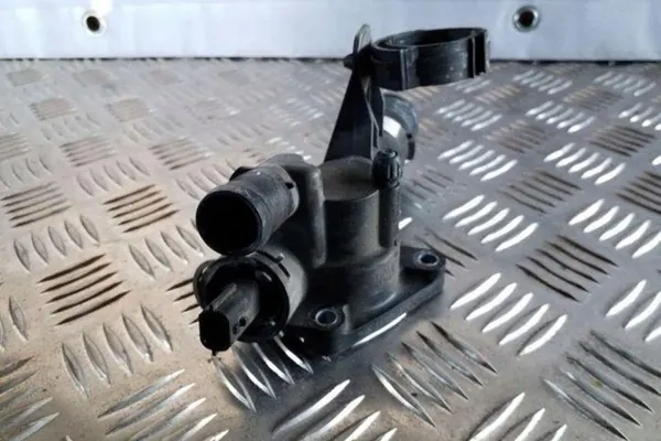 Carcasa de termostato NISSAN JUKE (F15) 1.5L Diesel image 3