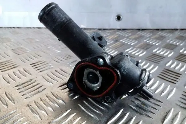 Carcasa de termostato NISSAN JUKE (F15) 1.5L Diesel image 4