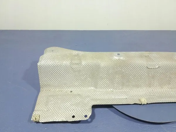 Protector térmico escape BMW OEM 7467972 - Usado image 3