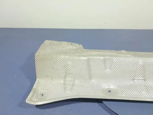 Protector térmico escape BMW OEM 7467972 - Usado image 4