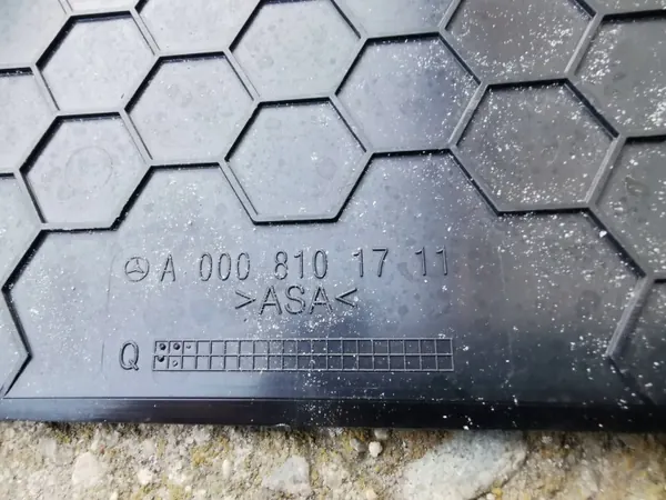 Moldura matrícula traseira OEM A0008101711 - Dianteira image 3