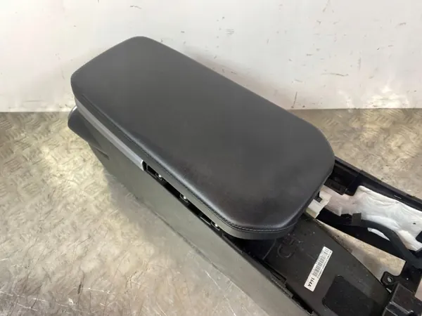 Kia Stinger console armsteun OEM FOB43783 - Gebruikt image 9