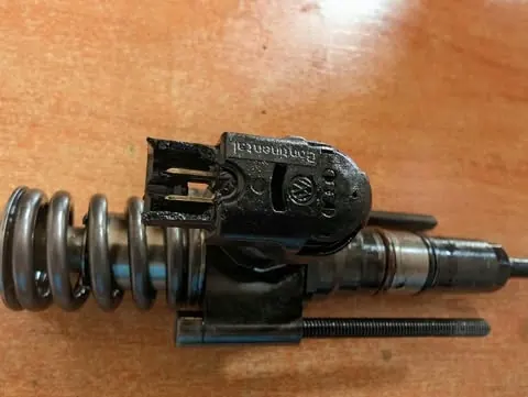 Pompe à carburant OEM 03G130073T pour VW Passat B6 2.0 TDI image 3