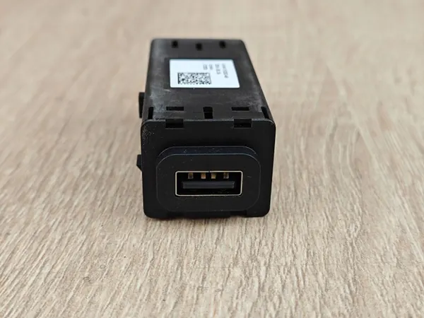 Prise USB OEM N1WT19J252AB pour VW Amarok II image 3