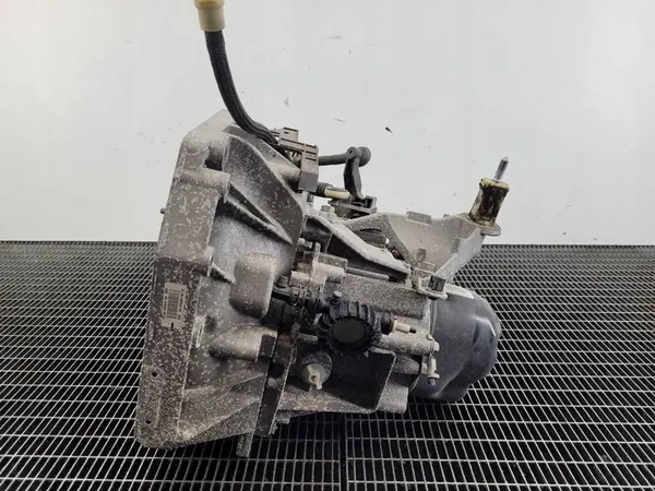 Manuaalivaihteisto Dacia Duster II 1.6 SCE 115HV 320106830R image 3