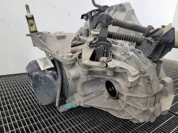 Manuaalivaihteisto Dacia Duster II 1.6 SCE 115HV 320106830R image 6