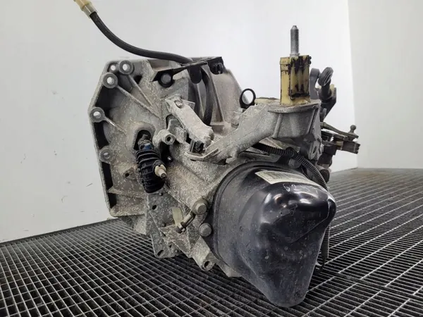 Manuaalivaihteisto Dacia Duster II 1.6 SCE 115HV 320106830R image 9