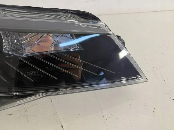 Rechtes Frontscheinwerfer Skoda Superb III image 3