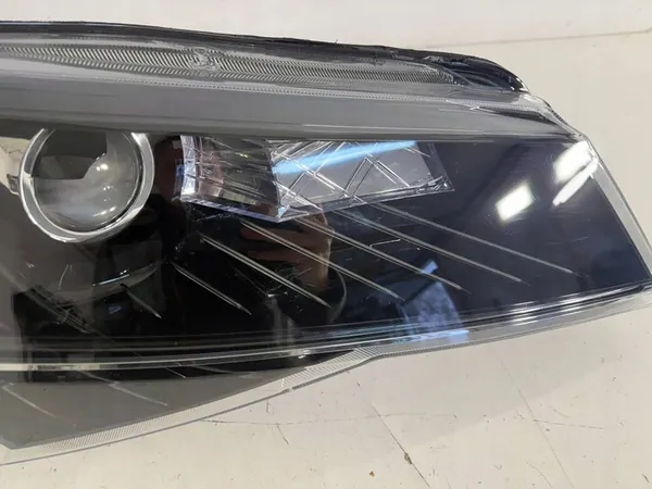 Rechtes Frontscheinwerfer Skoda Superb III image 4