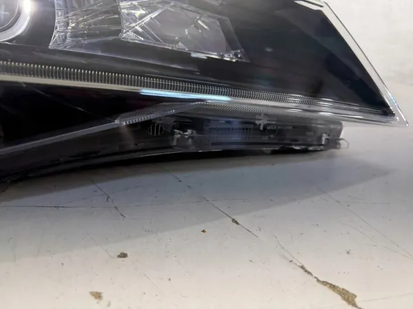 Rechtes Frontscheinwerfer Skoda Superb III image 7