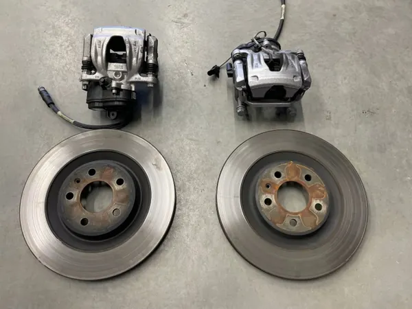 Pinças & Discos Travão Traseiro Audi Q5 80A 2.0 TDI OEM image 5