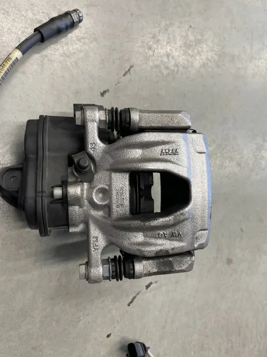 Pinças & Discos Travão Traseiro Audi Q5 80A 2.0 TDI OEM image 6