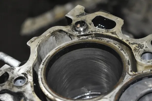 Bloco motor inferior AV6Q-6007-BB Ford Focus MK3 1.6 TDCI image 7