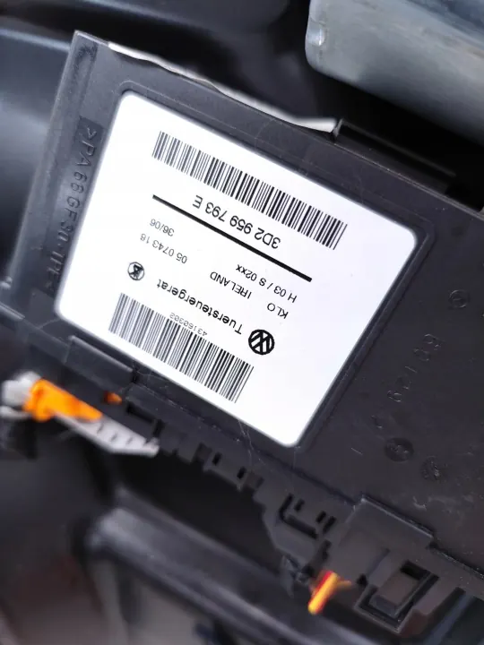 VW Touareg framdörrs fönsterram OEM 7L6837730K image 6