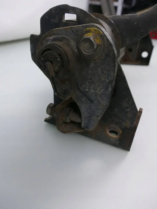 ISUZU N Série 6 Dobradiças Cabina - Peça OEM image 3