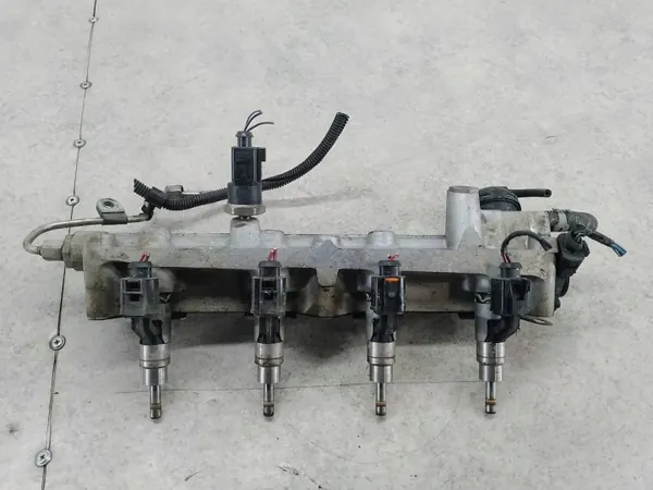Carril de inyección OEM 03C133204AA - Pieza Volkswagen usada image 2