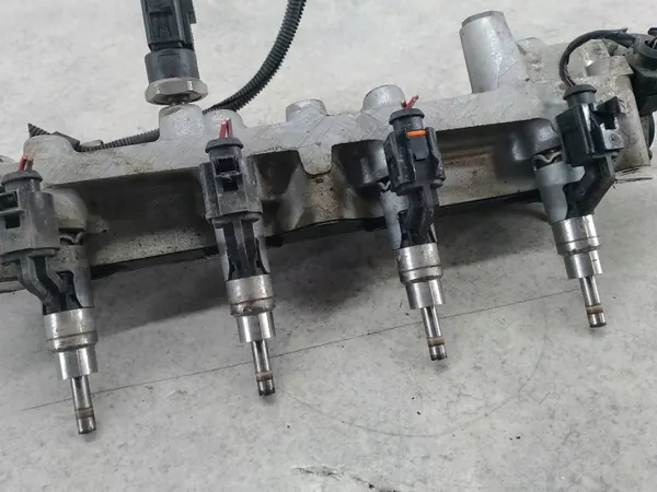 Carril de inyección OEM 03C133204AA - Pieza Volkswagen usada image 3