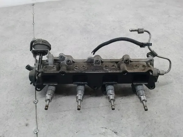 Carril de inyección OEM 03C133204AA - Pieza Volkswagen usada image 4