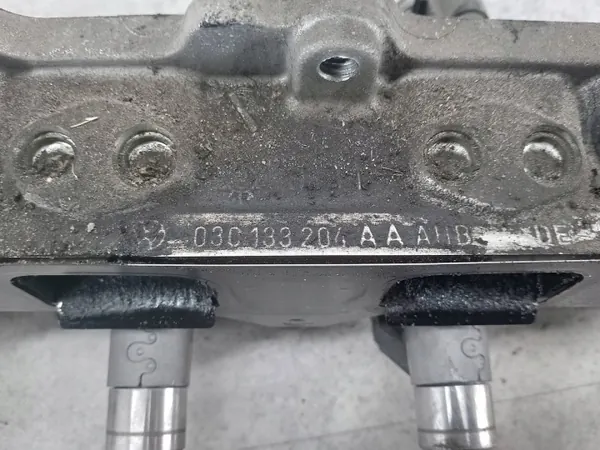 Carril de inyección OEM 03C133204AA - Pieza Volkswagen usada image 5