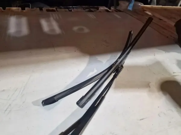 Escobillas delanteras VW Scirocco OEM 1K8955410 image 3