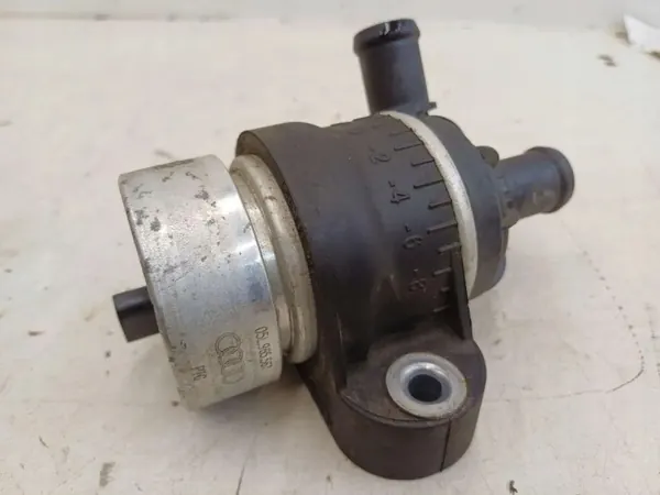 Pompe à eau Audi OE 05L965567 - État utilisé image 2