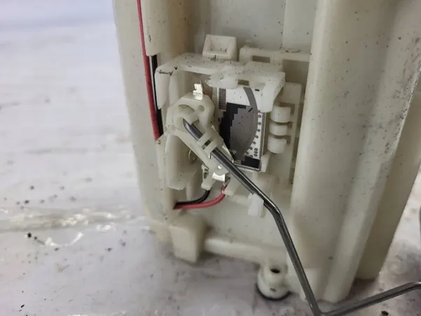 Bomba de combustible Subaru OEM 42021AG100 - Usada image 3